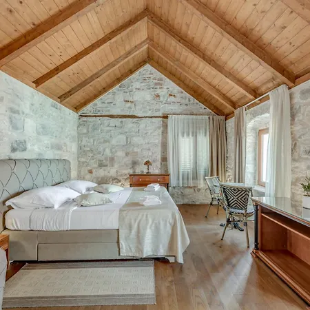 Emperor Suite - Beyond Timeless Split Exterior photo