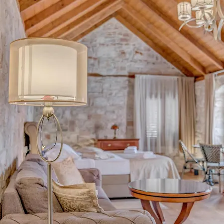 Emperor Suite - Beyond Timeless Split Exterior photo