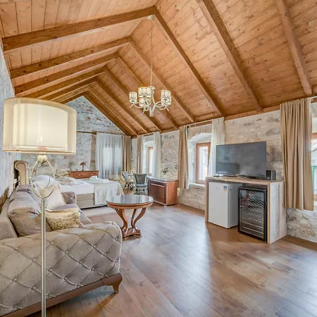Emperor Suite - Beyond Timeless Split Exterior photo
