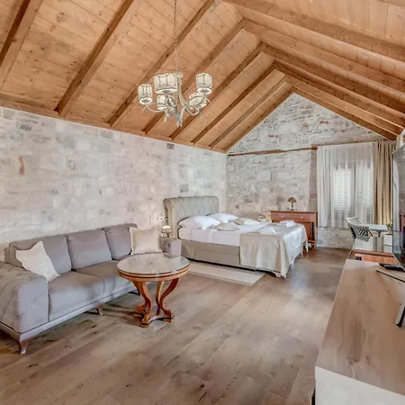 Emperor Suite - Beyond Timeless Split Exterior photo